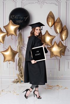 Graduation Party Photoshoot, Backdrop Senior Pictures, Modern Graduation Party Decorations, Simple Grad Party Decor, College Graduation Party Ideas Decoration, Adult Graduation Party Ideas, Photobooth Backdrop, Photoshoot Graduation, Gold Graduation Party