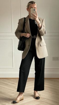 Hotel Worker Outfit, Classy Conservative Outfits, Office Outfit With Sneakers, Taupe Blazer Outfit, Summer Business Professional, Winter Outfits Business, Style With Blazer, Corporate Fashion Office Chic, Cream Blazer Outfit