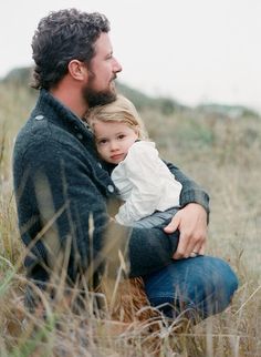 Naturaleza, sensación de paz y protección. Parent Child Poses, Mom Dad Daughter Pictures, Daughter Picture, Father Daughter Photos, Daughter Pictures, Parenting Photography, Father Daughter Photography, Daughter Photography, Bodega Bay