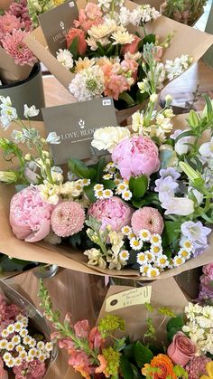 a bunch of flowers that are sitting on some kind of stand up shelf in a store