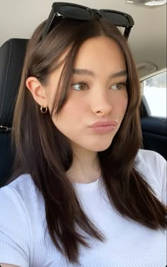 Makeup Ideas Minimal, Straight Brown Hair Curtain Bangs, Asian Layered Hair Medium Straight, No Style Curtain Bangs, Brown Hair Colors Curtain Bangs, Haircuts For Medium Hair Curtain Bangs, Medium Length Hair With Curtain Bangs Straight, Womens Straight Haircut, Curtain Bangs Not Styled Straight Hair