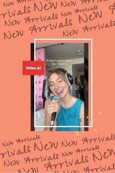 a woman holding a microphone in front of an orange background with the words video al on it