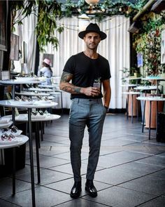 Esporte Fino. Macho Moda - Blog de Moda Masculina: Esporte Fino Masculino, Dicas para Inspirar! Moda Masculina, Roupa de Homem, Moda para Homens, Camiseta Lisa Preta, Chapéu Fedora preto, Calça Alfaiataria Cinza, Sapato preto Men's Business Outfits, Estilo Hipster, High Fashion Trends, Mens Fashion Rugged, Mens Outfit Inspiration, Dapper Men, Men Street, Cool Street Fashion, Black Hat