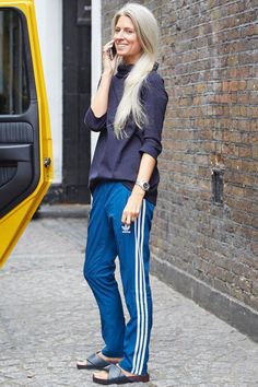 Smart Sporty Outfit Women, Adidas Street Style, Adidas Pants Outfit, Sporty Wear, Sarah Harris, Yellow Adidas, Adidas Adicolor, Plain Jane, American Casual