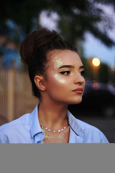 Gold Face Glitter Makeup, Face Glitter Makeup Looks, Sparkly Festival Makeup, Jewels Under Eyes, Glitter Cheer Makeup, Festival Makeup Rave Glitter, Facial Glitter Ideas, Coachella 2023 Makeup