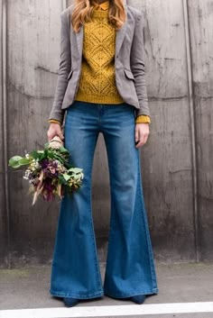 Fashion Outfits Pants, Marlene Jeans, Stile Hippie Chic, Flare Jeans Outfit, Look Office, Pants Short, Nice Women, Women Fashion Edgy, Business Outfit