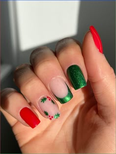 Christmas is a time of joy, warmth, and togetherness. While we decorate our homes and dress up for the season, why not add some holiday cheer to your nails as well? Simple Christmas nails are an easy and fun way to show off your festive spirit. Whether you’re getting ready for a cozy family gathering or a stylish office party, simple Christmas nails can be the perfect accessory. Christmas Gel, November Nails, Cute Christmas Nails, Christmas Nails Easy, Winter Nails Acrylic, Christmas Gel Nails, Nails Easy, Christmas Nails Acrylic, Her Nails