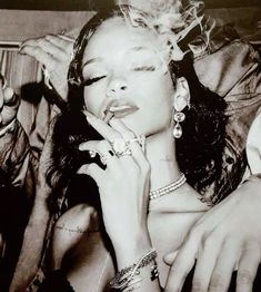 Rihanna Black And White Aesthetic, Rihanna Moods, Pfp Rihanna, Rihanna Aesthetic Vintage, Black And White Pictures Of People, Rihanna Mood, Rihanna Black And White, Rihanna Pfp, Rihanna Icon