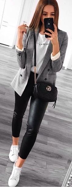 #spring #outfits gray blazer and black leather leggings. Pic by @vogue__cafe Look Legging, Gray Blazer, Outfit Chic, Buy Dresses Online, Fashion Trends Winter, Casual Work Outfits, Blazer Outfits, Inspired Outfits, 가을 패션