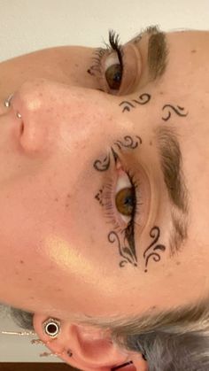 Gemini Halloween Makeup, Eyeliner For Different Eyes, Graphic Liner Aesthetic, Indie Eye Makeup, Artsy Makeup Looks Aesthetic, Graphics Eyeliner, Eyeliner Face Art, Eyeliner Art Creative, Swirl Eyeliner