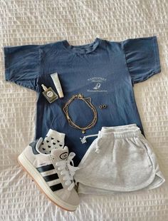 Cute Sweat Shorts Outfit, Comfy Outfit Ideas Summer, Collage Clothes Outfit, Cute Outfits Brandy Melville, Gray Campus 00s Outfit, Brandy Shorts Outfits, Gray Sweatshorts Outfit, Adidas Campus Fits, Gray Sweat Shorts Outfit