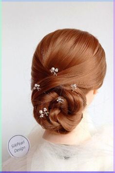 Explore the versatility of braids for short hair with our guide to the best braid styles. Whether you have a bob, lob, or pixie, discover creative braiding techniques that add flair and style to your look. Get inspired by our stunning, Pinterest-ready images and try these looks today. Pearl Hair Pin Wedding, Pearl Wedding Hair, Hair Accessories Bridal, Crystal Hair Pins, Crystal Headpiece, Pearl Hair Pins, Wedding Hair Pins