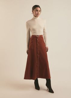 THE LILA SKIRT Midi Suede Skirt, Long Skirt High Boots, Winter 2024 Womens Fashion, Suede Midi Skirt Outfit, Trending Skirt Outfits, Southern Business Casual, British Country Style Women, Long Suede Skirt, Mob Style