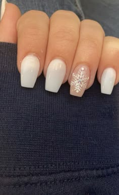 White Christmas Nails Square Short, Gel Nail Designs January, Basic Christmas Nail Ideas, Simple Short Winter Nail Designs, Natural Xmas Nails, White Short Christmas Nails, Basic Xmas Nails, December Nails White, Acrylic Nail Christmas Designs