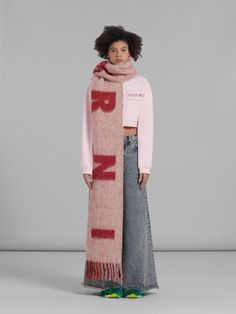 Wide scarf crafted from a soft mohair and alpaca blend. Contrast reverse and dégradé fringes. Maxi Marni lettering. Knit Scarfs, Graphic Scarf, Flamboyant Natural, Logo Scarves, Creative Things, Colorful Scarf, Natural Women, Vintage Knitting, Wool Scarf