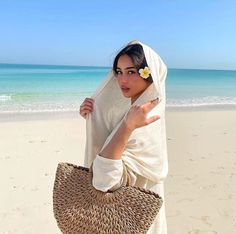 Beach Hijab Outfit Ideas, Beach Hats Outfit, Hijab Beach Outfit, Hijabi Beach Outfit, Beach Hijab, Hijab Beach, Faceless Account, Anchor Wallpaper, Eid Fashion