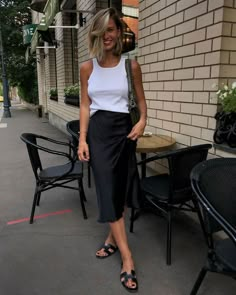 Top 10 Instagram influencer outfits of the week Silk Slip Skirt, Black Satin Skirt, Black Silk Skirt, Skirt Outfit Summer, Silk Clothing, Corporate Outfits, Spring Wear, French Chic