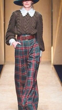 Tartan Outfit Women, Checkered Pants Outfit, Plaid Pants Outfit, Tartan Pants, 1920s Outfits, Design Moda, Dad Sneakers, Plaid Outfits