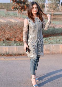 Pakistani Party Wear Dresses, Pakistani Women Dresses, Stylish Short Dresses, Pakistani Dresses Casual, Pakistani Fashion Party Wear, Trendy Dress Outfits, Sleeves Designs For Dresses, Simple Pakistani Dresses, Designer Dresses Casual