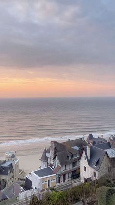 the beach is next to some houses near the ocean