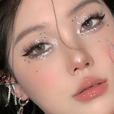 Fairytale Makeup Looks Princess, Makeup Looks With Silver, Kpop Concert Makeup Looks, Pearly Eye Makeup, Gem Face Makeup, Rave Makeup Glitter, Make Up Concert, Moon Inspired Makeup, Wet Makeup Look