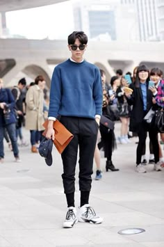 Streetstyle: Joo Woojae shot by Choi Seungjum at Seoul Fashion Week Kpop Fashion Men, Outfits Hombre, Seoul Fashion Week, Seoul Fashion, Korean Fashion Casual