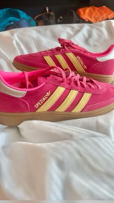 #adidas #new #yellow #pink #spezial #adidasshoeswomen Pink Adidas Outfit, Pink Adidas Shoes, Spezial Adidas, Yellow Adidas, Pretty Shoes Sneakers, All Nike Shoes, Adidas Shoes Women, Adidas New, Adidas Spezial