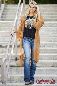 We are loving this look! Country Girl Outfits, Gilet Kimono, Tips Design, Bota Country, Country Style Outfits, Cute Country Outfits, Estilo Country