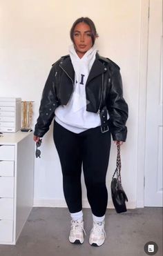 leather jacket outfit #leatherjacketoutfit #fashion #stylingtips Closet Revamp, Looks Hip Hop, Plus Size Baddie Outfits, Winter Closet, Winter Fashion Outfits Casual, Leather Jacket Outfits, Classy Casual Outfits, Classy Casual, Casual Chic Outfit