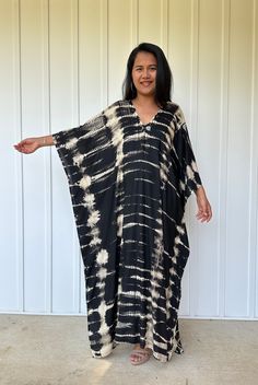 This kaftan, made from rayon fabric and hand dyed, is versatile for many occasions. It complements all body types with its long, hangs loose design and slits up both sides. It can be worn in many different stylish ways to make you look your best! DETAIL • All measurements are flat• Bust/ Waist/ Hips 34 in. (Circumference 68 in.)• Arms 11 in. (Circumference 22 in.)• Length 50 in. The model wear • V-Neck • Side slits• No pocket• Slipover style• All above measurement are flatFABRIC• 100% Rayon FIT• Kali Dress, Kaftan Simple, Black Kaftan, Kaftan Maxi Dress, Grey Tie Dye, Ankara Dress, Black Tie Dye, Maxi Robes, Caftan Dress