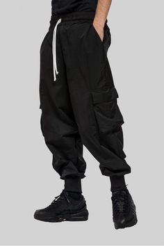 Techware Fashion, Baggy Pants Outfit, Sarouel Pants, Baggy Joggers, How To Have Style, Cyberpunk Fashion, Black Cargo Pants, Utility Pants, Black Cargo