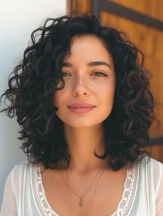 39 Spring Haircuts for Curly Hair 2024: Embracing Natural Textures and Styles Short Curly Hair 2c, 2c Haircut, 2024 Haircut, Medium Curly Haircuts, Curly Cuts, Spring Haircuts