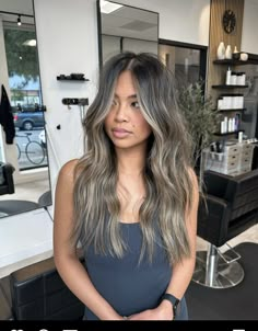 Ash Blonde Dimensional Balayage, Light Brown Hair With Black Roots, Dark Root Bronde Balayage, Ashy Blonde On Dark Hair, Ashy Bronde Balayage Dark Roots, Smudge Root Brunette, Light Brunette Balayage Hair Ashy, Blended Money Piece Hair, Hair Color For Latinas