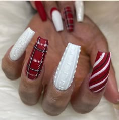 50+ Pretty Plaid Nails You'll Love - The Glossychic Celebratory Nails, Mystery Nails, Pedi Designs, Gel Nails Long, Winter Designs, Plaid Nails, Cute Christmas Nails, Dip Nails, Christmas Nails Easy