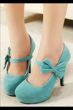 ADORABLE 70s Shoes Women, Stile Pin Up, Bow Outfit, 70s Shoes, French Shoes, Women High Heels, Cute Heels, Fabulous Shoes, Shoe Closet