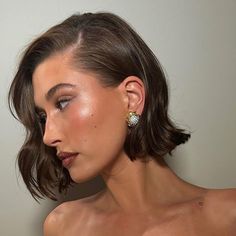 Bobs Are This Season's Trendiest Cut—Here's What to Know Before Getting One — Byrdie Teddy Bear Blonde, Mekap Mata, Smink Inspiration, Short Hair Trends, Short Wedding Hair, Chic Hairstyles, Mode Inspo, Hailey Bieber