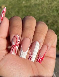 Christmas Acrylic Nails Candy Canes, Winter Aesthetic Nails, Candy Cane Nail Designs, Swirl Sweater, Christmas Press On Nails, Red And White Nails, Aesthetic Nail, Candy Cane Nails, Red Christmas Nails