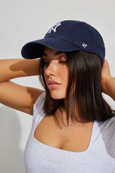 No bad hair days here! Finish off your OOTD with the 47 Brand Clean up Cap now available at Garage! Sport the iconic NY logo with all your most 'gram-worthy looks. - Garment Washed Cotton - Unstructured, relaxed fit - Curved bill - Embroidered front logo - Adjustable pull-through back fabric strap - Imported Backwards Hat Outfit, Dresses With Ankle Boots, La Baseball Cap, Womens Ball Caps, Backwards Hat, Baseball Hat Outfit, Ny Hat, Baseball Cap Outfit, How To Wear Ankle Boots