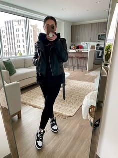 Dunks Outfit Woman, Jordan Outfits Womens, Dunk Outfit, Black Leather Jacket Outfit, Fashion Outfits Casual, Dunks Outfit, Jacket Outfit Women, Look Adidas, Jordan Outfits