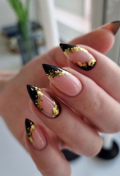 Black And Gold Gel Nails, Black And Gold Stiletto Nails, Unique Acrylic Nail Designs, Black Acrylic Nail Designs, Unghie Sfumate, Graduation Nails, Black Acrylic Nails, Pumpkin Nails, Gold Nail