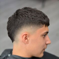 Tali Leher Lelaki, Haircuts For Men 2022, Men Short Hair Fade, Hair Types Men, Best Short Haircuts For Men, 2022 Hairstyles, Mid Fade Haircut