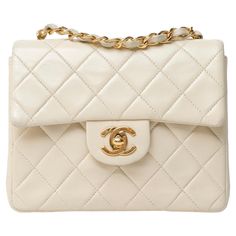 Borsa firmata Chanel, modello Timeless Mini Flap Vintage, realizzata in pelle liscia color crema con hardware dorati. Dotata di una patta con chiusura a girello logo CC, internamente rivestita in pelle liscia tono su tono, capiente per l’essenziale. Munita di una piccola tasca interna con chisura a zip e di una tracolla intrecciata in pelle e catena per indossare la borsa a spalla. Produzione anni 90′, si presenta in buone condizioni. ______________ _____________________ Chanel designer bag, Tim Chanel Mini Bag, Chanel Designer, Chanel Mini, Color Crema, Vintage Models, Designer Bag, Cc Logo, Vintage Chanel, Coco Chanel