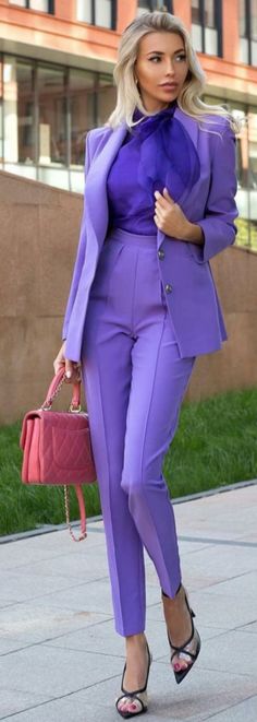 Luxury Purple Business Sets, Lila Suit Women, Luxury Chic Purple Pants, Luxury Purple Women's Suit, Luxury Fitted Purple Blazer, Mode Purple, Color Combos Outfit, Classic Wardrobe