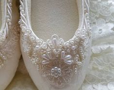 Flops de boda. Zapatos para novia. Flip Flops para novia. | Etsy Pearl Necklace, Women's Fashion