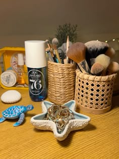 there are many items on the table to be used as makeup brushes and other things