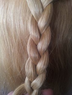 braid strand braids three basic do hair plait easy step hairstyle make simple steps elastic off tutorial plaits hairstyles done How To Do A Simple Braid Step By Step, Braid Prep, Braid Simple, Three Strand Braid, Braids Step By Step, 5 Minute Hairstyles, How To Braid, Braiding Your Own Hair