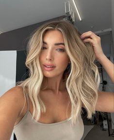 Blond Hair Color Ideas 2023, Blonde Hair 2023 Summer, Different Blonde Balayage, Ombre Hair Color For Blondes Dark Roots, Dark Root Money Piece Blonde, Blonde Hair Inspo Medium Length, Blonde Hair Trends Summer 2023, Bronde Balayage Green Eyes, Medium Blonde Hair Highlights