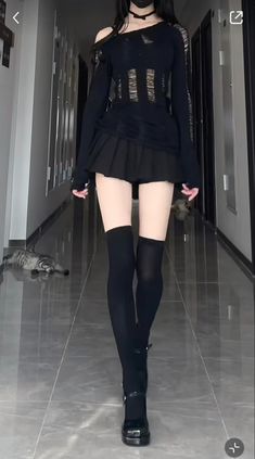 Korean Goth Fashion, Chinese Women Fashion, Comfy Goth Outfits, Goth Japanese Fashion, Korean Goth, Cute Edgy Outfits, Legs Outfit, Fashion Bella