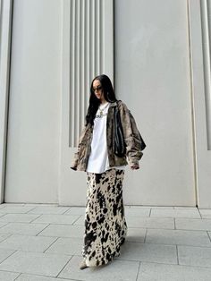 Animal Print Fall Outfits, Animal Print Long Skirt Outfit, Fashion Trends 2024 2025, Cow Print Outfit Ideas, Animal Print Pants Outfit, Cow Print Fashion, Animal Print Skirt Outfit, Color Outfit Ideas, Cow Print Outfit