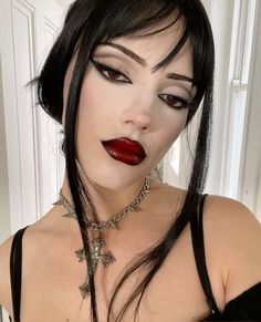 Dark Makeup Looks Halloween, Classy Goth Makeup, Black Hair Vampire, Red Gothic Aesthetic, Gothic Vampire Makeup, Goth Prom Makeup, Gothic Makeup Ideas, Goth Instagram, Vampire Makeup Ideas